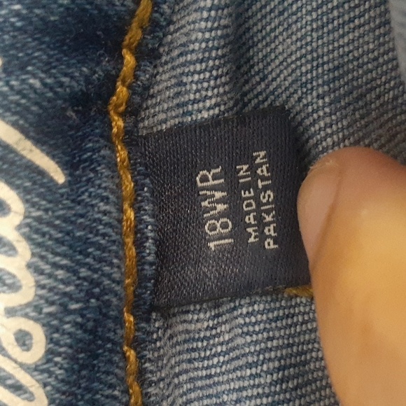 Universal Thread Lightwash Plus Size Rolled Hem Shorts - Picture 4 of 10